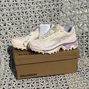 Salomon NWT XT-Slate Cream and Lavender Trail Tennis Shoes Size 6.5